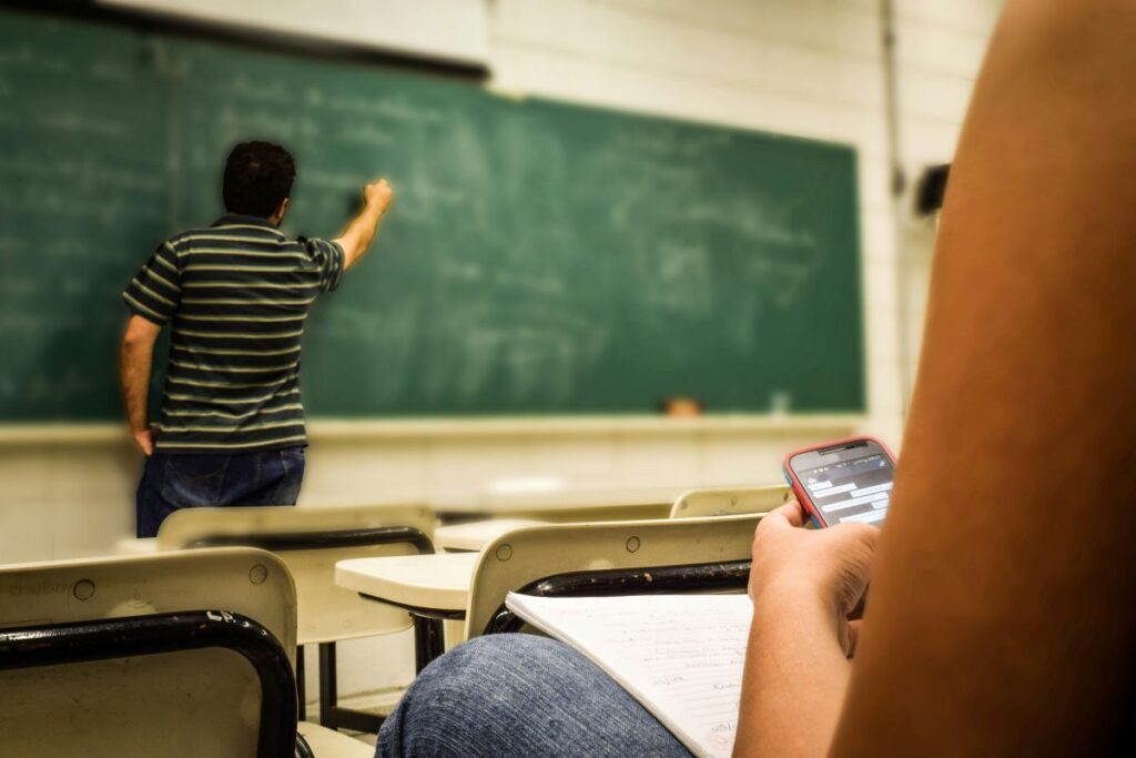 Divieto di smartphone a scuola: 20 anni di circolari tra norme, scuola e società